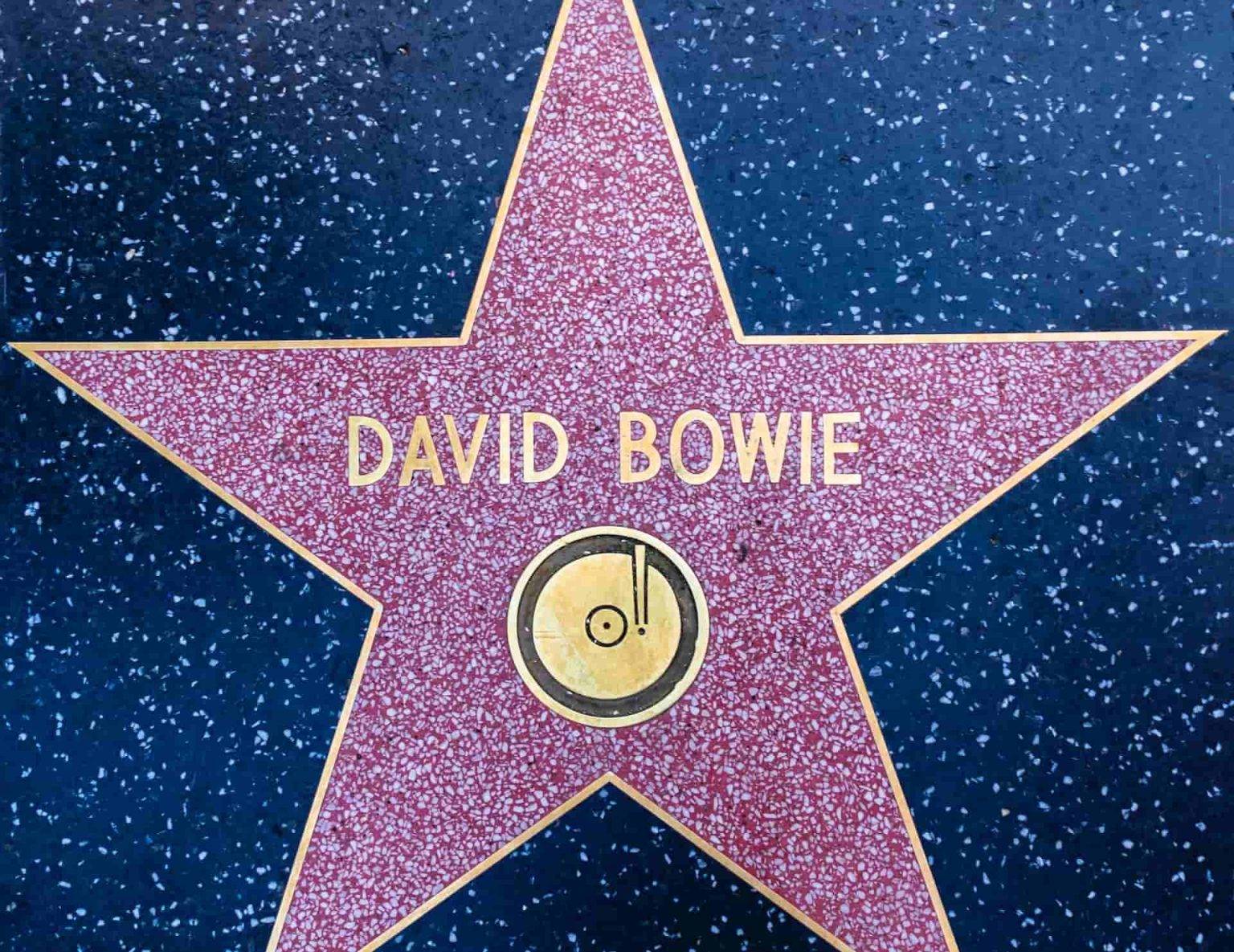 La extraña colaboración de NFT de David Bowie con FEWOCiOUS se vende por 127.000 dólares